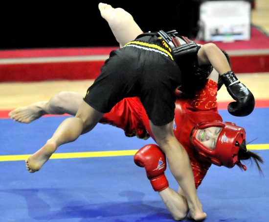 图文-全运武术女子团体赛 陕西选手柏晶被摔倒