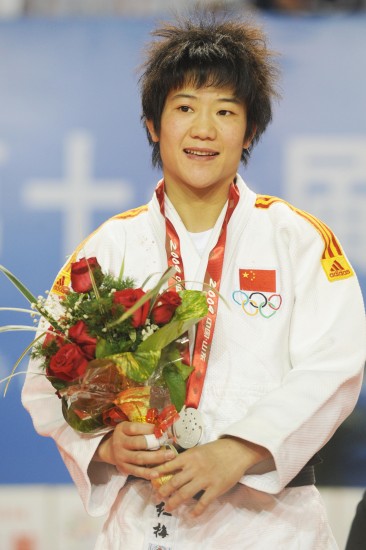 图文-女子柔道52公斤级颁奖仪式 湖南何红梅亚