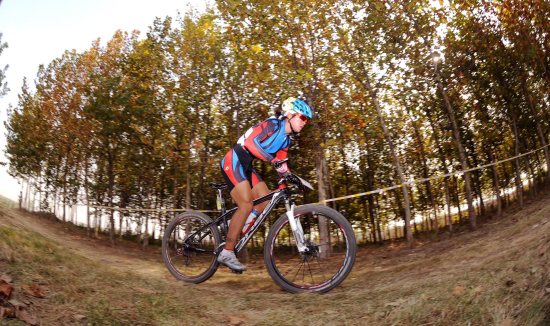 图文-全运会女子山地自行车越野赛决赛 穿山越