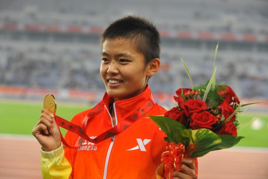 图文-女子1500米颁奖仪式举行 冠军薛飞展示金