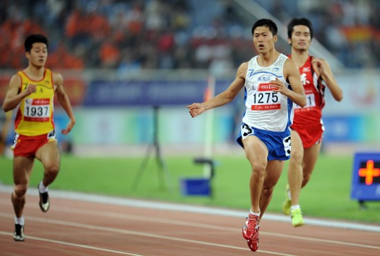 在山东济南举行的第十一届全国运动会田径男子200米预赛中,李明轩以
