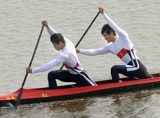 图文男子双人划艇1000米广东队夺冠齐心协力