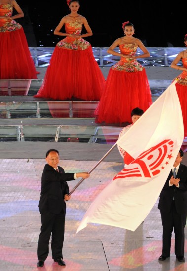 图文-全国运动会举行闭幕式刘鹏挥舞会旗