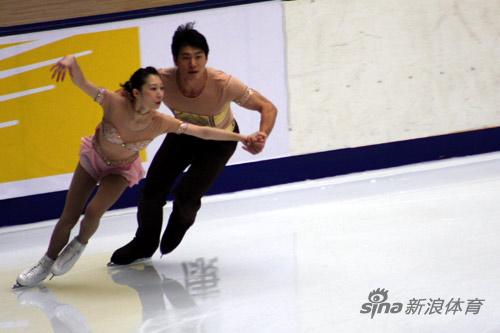 图文-花样滑冰中国杯赛前热身 两人配合默契_