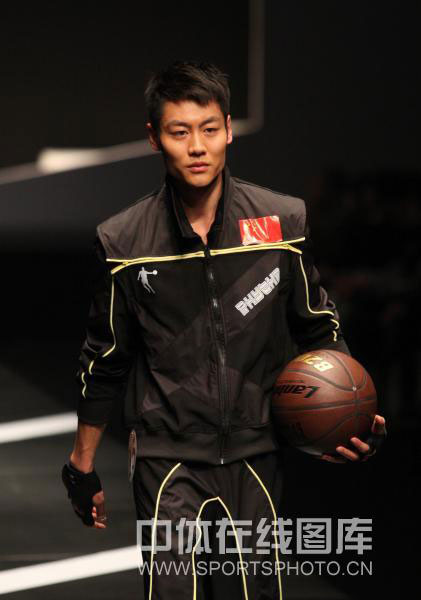 图文-国际时装周运动服装作品展 黑酷系列服装