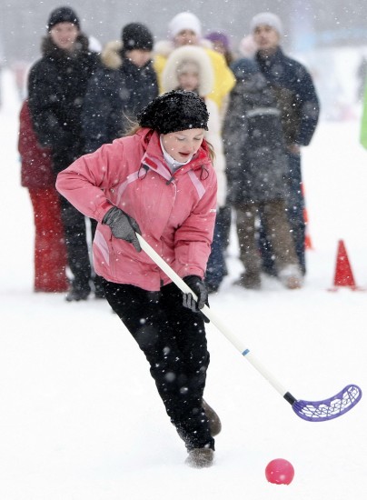 -莫斯科青少年户外运动度新年 雪地体验冰球_