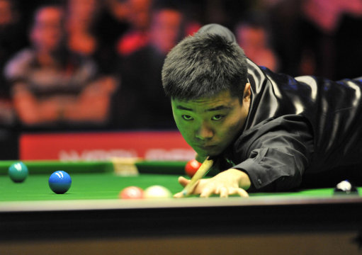 丁俊晖专心致志