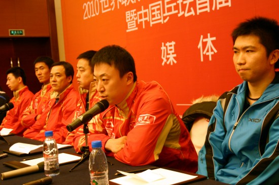 图文-2010乒乓球直横大战前瞻 马琳回答记者提