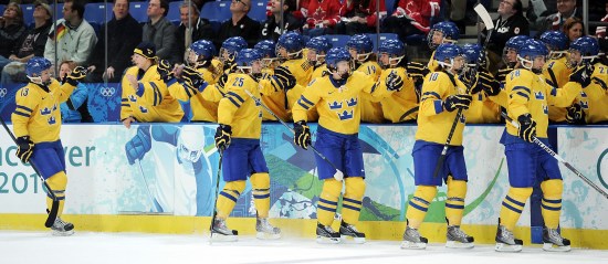 图文-二瑞之争瑞典拿下瑞士 瑞典队队员欢庆进