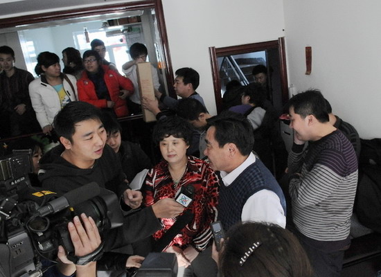 图文-王蒙家人庆祝夺冠 父母接受媒体采访夸女