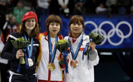 图文-短道速滑女子1000米决赛 王蒙领取金灿灿