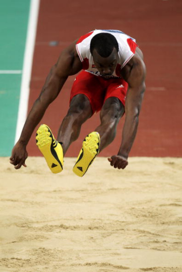 跳远决赛,法国选手塔姆霍以17米90夺冠,并打破了尘封13年的世界纪录