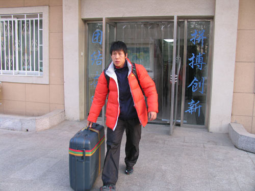 图文-中国短道速滑队出征世锦赛 刘显伟