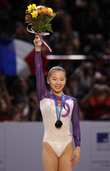 图文-体操世界杯法国站 何可欣领奖台上高举鲜