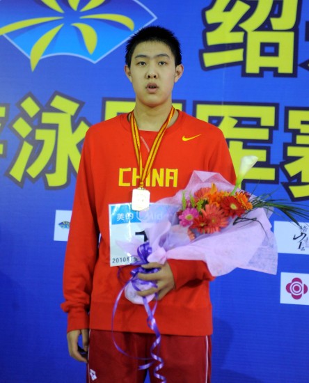图文-2010全国游泳冠军赛张丰林在颁奖