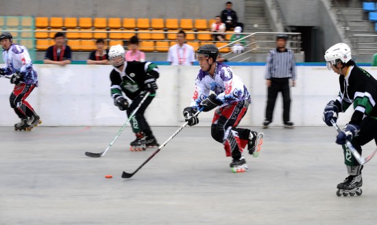 图文-四体会男子单排轮滑球比赛 北京队金磊进攻