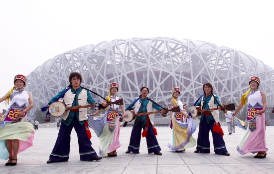 图文-百县文化创意产业推介会 黎族舞蹈演员起