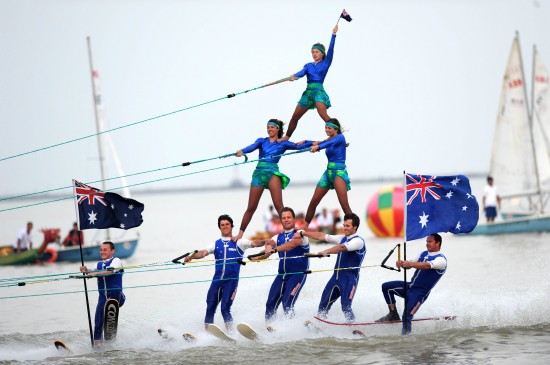 图文-滑水表演助兴太湖帆船赛 水上叠罗汉_综合体育_新浪竞技风暴_新浪网