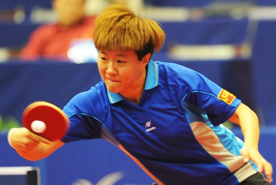 图文-乒乓球全锦赛北京女团夺冠 郭焱反手回球