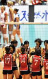 日本女排胜利后庆祝
