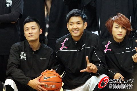 图文-港台艺人<em>慈善篮球赛</em> 三位<em>明星</em>的合影_综