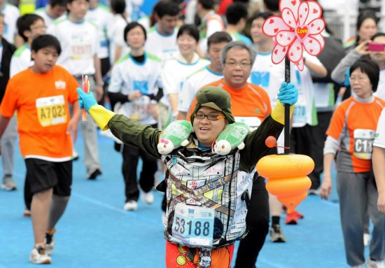 图文-香港举行渣打马拉松赛 选手身着卡通服装
