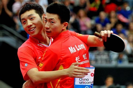 图文-世乒赛马龙\/许昕男双夺冠马龙许昕拥抱