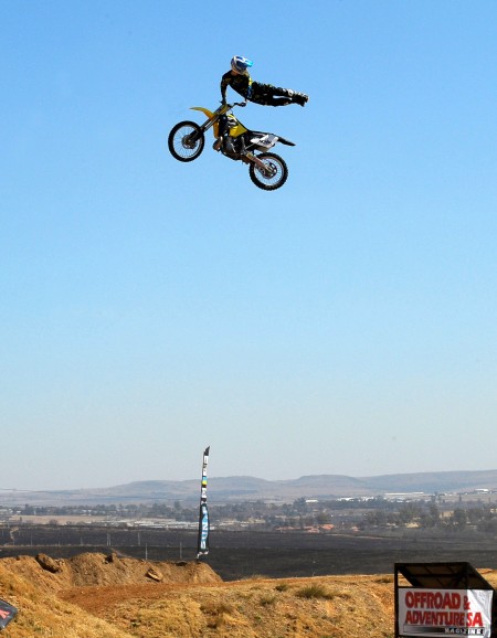 图文-南非举办摩托车特技表演大赛 摩托车飞越