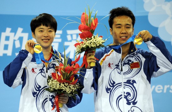 当日,在深圳第26届世界大学生夏季运动会乒乓球项目混双决赛中,中国