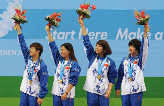 图文-大运跳水中国获女子团体金牌 4女将上台领奖