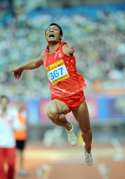 图文-残运会18日田径比赛赛况 徐伟跳远比赛中