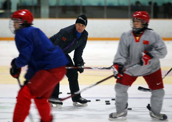 图文-中国女子冰球队加拿大集训 主教练注视球