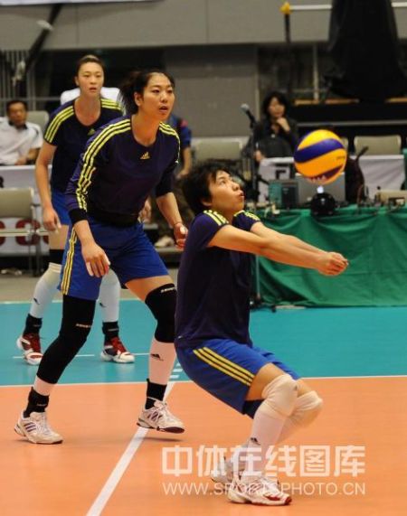 图文中国女排日本训练备战世界杯张娴垫球