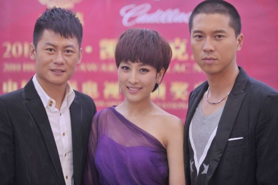 图文-马苏紫纱裙惊艳亮相颁奖礼 马苏与合作男