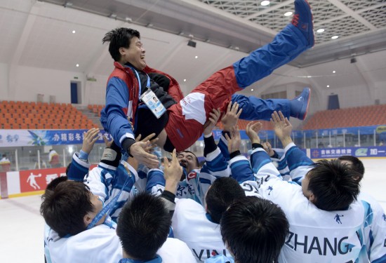 图文-男子冰球哈尔滨队夺冠 将主教练抛向空中