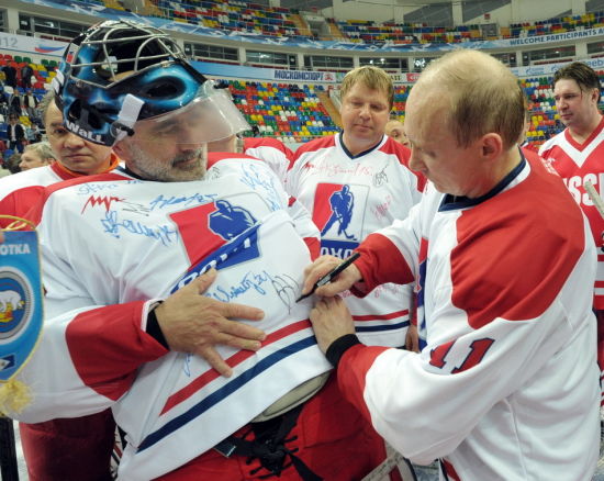 图文-普京就职俄总统后参加冰球赛 普京为球员