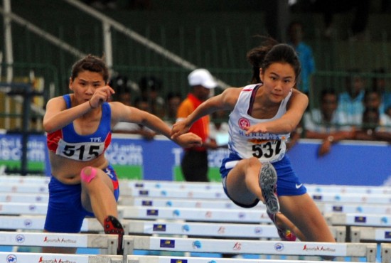 图文-田径亚青赛11日赛况 吕丽瑶在女子100米