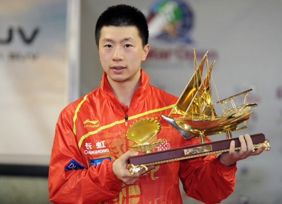 图文-卡塔尔公开赛马龙男单夺冠 奖杯是一艘帆