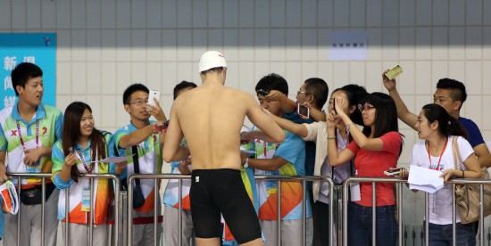 图文-全运会男子200米自由泳预赛 孙杨赛后签