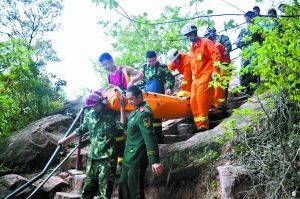救援人员从陡峭的小道中抬出被困丹霞山的游客。图片来源：广州日报