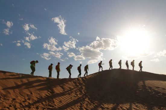 北京高润仁和成功组织库布其沙漠暴走活动_骑