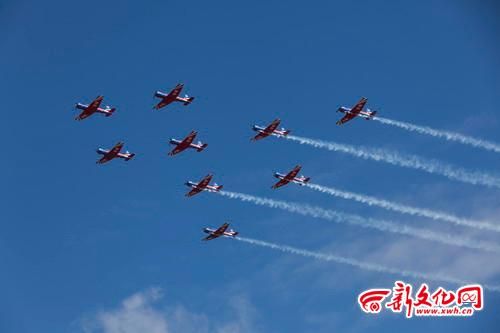 9架"初教-6"型飞机.