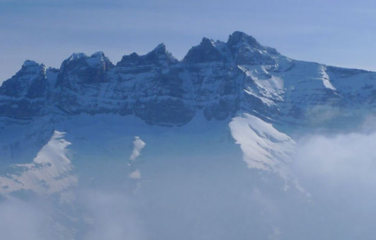 瑞士山顶悬浮木屋摇摇欲坠观美景_登山-攀岩_新浪户外_新浪体育_新浪网