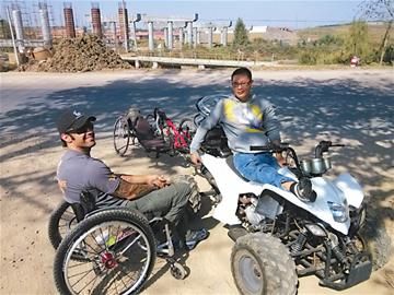 美国残疾小伙骑行中国达青岛。