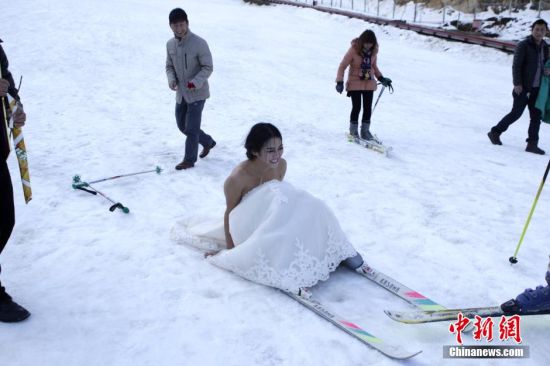 滑雪人口_滑雪图片卡通