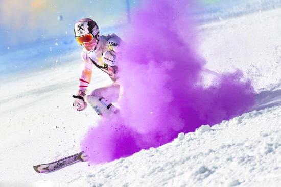 澳洲滑雪冠军挑战彩色滑雪 雪道色彩斑斓_滑雪