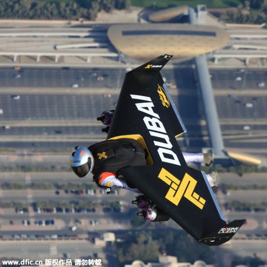 这个疯狂的飞行人此番来到了迪拜的荒漠上空，与跳伞运动员Vince Reffet来了一次空中双人“斗舞”。