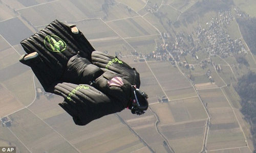 瑞士运动员里莫-朗以自由下落的方式成功飞越阿尔卑斯山区。