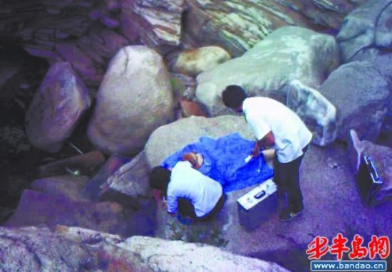 9月15日,驴友李女士带着儿子游览崂山日月潭,在给儿子拍照时,李女士脚下一滑,不慎从陡坡跌入20多米深的潭底。接到报警后,公安、消防、崂山风管委等部门紧急上山救援,但仍未能挽回李女士的性命。 陡坡上跌进潭底不幸身亡 15日下午1时许,崂山警方接到市民报警,称一名女子爬崂山时不慎从20多米的陡坡跌入日月潭,人已经昏迷不醒,情况非常危急。崂山公安分局指挥中心立即调集太清派出所、流清派出所、八水河消防中队前往营救。 事发时,山中小雨刚停,山路湿滑,4名民警和3名协警,会同消防战士、崂山