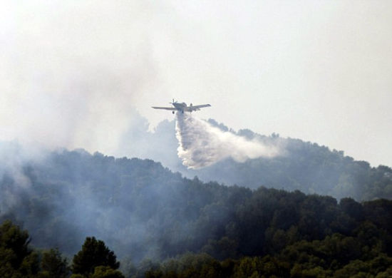 西班牙突发森林大火 700名居民撤离_登山-攀岩